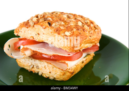 Brötchen mit Hühnerfleisch und Tomaten mit Schnittlauch Stockfoto