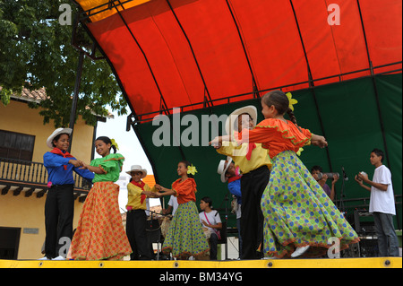 Teenager-Country Dance auf der Bühne Hauptplatz in Santa Fe De Antioquia, Kolumbien. Stockfoto
