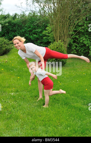 Mutter und Tochter - Ausübung auf den Garten Stockfoto