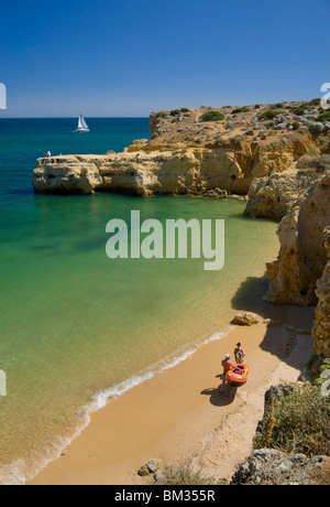 Portugal, Algarve, eine kleine Bucht in der Nähe von Albufeira, Praia Dos Arrifes Stockfoto