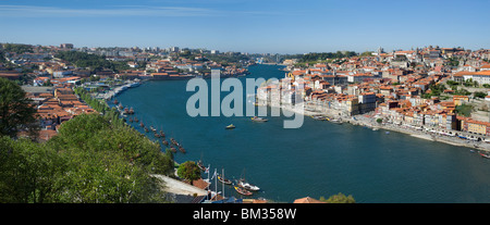 Portugal, Porto, die Ribeira Bezirk und Douro-Fluss von Vila Nova De Gaia Stockfoto