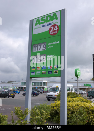 Asda, Supermarkt, Tankstelle, Chadderton, Lancashire, Großbritannien Stockfoto