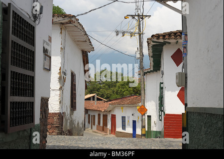 Schmalen gepflasterten Straßen mit attraktiven weiß getünchten Häusern und farbigen Türen. Santa Fe De Antioquia, Kolumbien Stockfoto