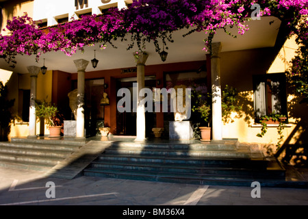 Statuen vor ein Museumsgebäude in Alanya, Türkei. Stockfoto