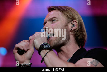 Ronan Keating von Boyzone führt auf der Bühne in der ersten Nacht ihrer Comeback-Tournee an der Odyssey Arena in Belfast Stockfoto