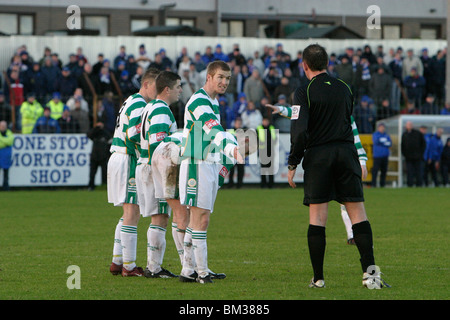 Schiedsrichter-Linien eine Wand für einen Freistoß in der ersten Sitzung der Donegal Celtic und Linfield in der irischen Liga 18. November 20 Stockfoto