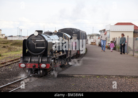 Dritte Skala Mountain Klasse Dampf Lok "Samson" an der Dungerness Station auf der Romney, Hythe und Dymchurch Railway, Kent, UK Stockfoto