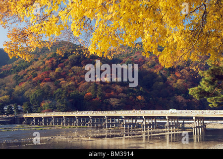 Togetsu Brücke im Herbst, Stadt Kyoto, Kyoto Prefecture, Japan Stockfoto