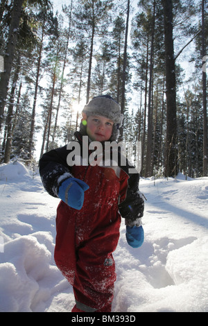 KLEINKIND BOY WALKING DEEP WINTER: Baby Kleinkind Boy Spaziergänge Wanderweg durch schneebedeckten Wald in der Nähe von Godby auf Aland Archipel Finnland Winter Stockfoto