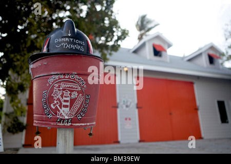 Spende-Zinn für die Freiwillige Feuerwehr Hope Town befindet sich außerhalb der Feuerwache in Hope Town auf den Bahamas. Stockfoto