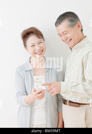 Senior Paar mit Handy Stockfoto