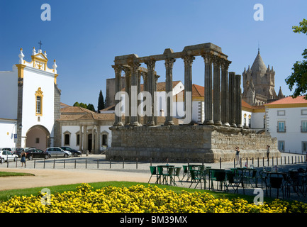 Portugal, Evora, der römische Tempel, Diana und die Pousada Dos Loios, Kathedrale im Hintergrund Stockfoto