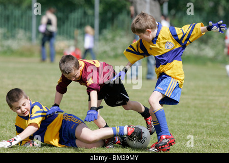 Aktion von den Belfast junior Gaa Schuljungen irische Fußball-Turnier Stockfoto