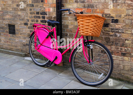 Rosa Fahrrad, Fahrrad schieben Stockfoto