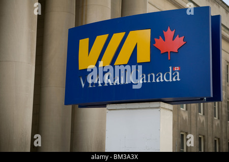 A VIA Rail Canada Zeichen vor Toronto Union Station abgebildet ist Stockfoto