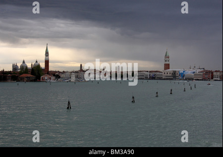 Panorama-Aufnahme von San Giorgio Maggiore im Sonnenuntergang und San Marco Platz, Venedig, Italien, Europa Stockfoto