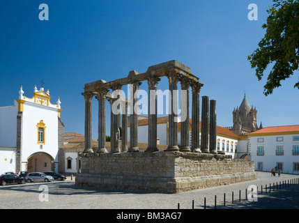 Portugal, Évora, der römische Tempel, Diana und die Pousada Dos Loios, die Kathedrale im Hintergrund Stockfoto