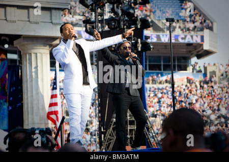 John Legend und will.i.am Perform Stockfoto