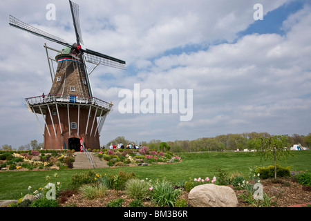 Tulip Time Festival Dutch Holland Michigan in den USA USA eine authentische niederländische Windmühle de Zwaan im Frühling auf Windmill Island während einer hochauflösenden Messe Stockfoto