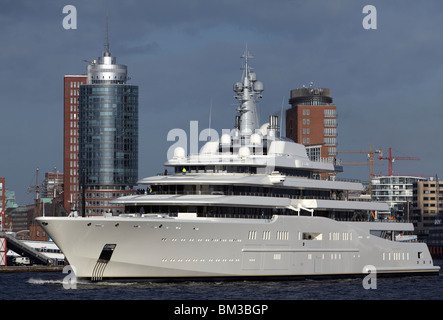 16. April 2010. Hamburg, Deutschland. Yacht Eclipse verlässt die Werft Blohm + Voss. Stockfoto