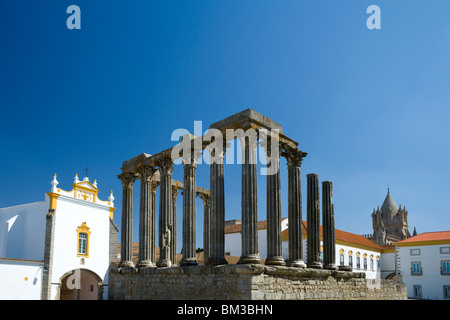 Portugal, Évora, der römische Tempel, Diana und die Pousada Dos Loios, die Kathedrale im Hintergrund Stockfoto