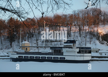 FLUSS AURA, TURKU, FROZEN OVER, TIEFER WINTER: Fluss Aura Turku Åbo Finnland Restaurant Schiff Boote Winter gefrorener Eisschnee Stockfoto