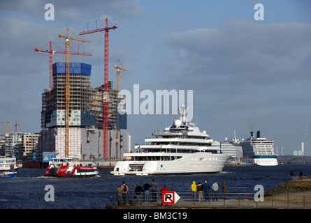 16. April 2010. Hamburg, Deutschland. Yacht Eclipse verlässt die Werft Blohm + Voss. Stockfoto