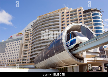 Die Sydney Monorail Zug in einem Tunnel am Darling Harbour, wie gesehen von Pyrmont Bridge, Sydney, new South Wales, Australien Stockfoto