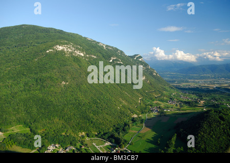 Luftbild von Montgelas Gipfel und Tal namens "Cluses de Chambery".  Wirsing (Savoie), Rhône-Alpes, Französische Alpen, Frankreich Stockfoto