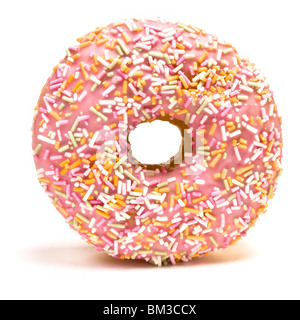 Rosa Iced Donut behandelt in Streusel auf weißen Hintergrund isoliert. Stockfoto