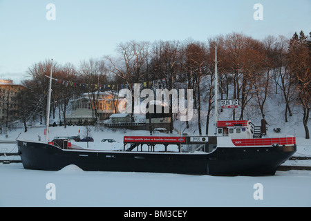 FLUSS AURA, TURKU, FROZEN OVER, TIEFER WINTER: Fluss Aura Turku Åbo Finnland Restaurant Schiff Boote Winter gefrorener Eisschnee Stockfoto