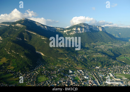 Luftbild von Saint Alban Leysse Dorf und Reittiere Nivolet und Peney. Wirsing (Savoie), Rhône-Alpes, Französische Alpen, Frankreich Stockfoto