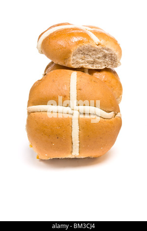 Hot Cross Buns isoliert vor weißem Hintergrund im Studio. Stockfoto