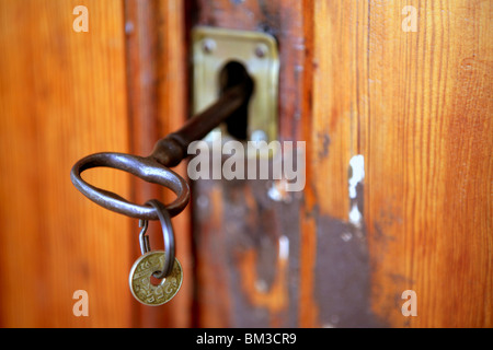 Alte Tür mit verrosteten Schlüssel, 25 Peseten alte Münze aus Spanien Stockfoto