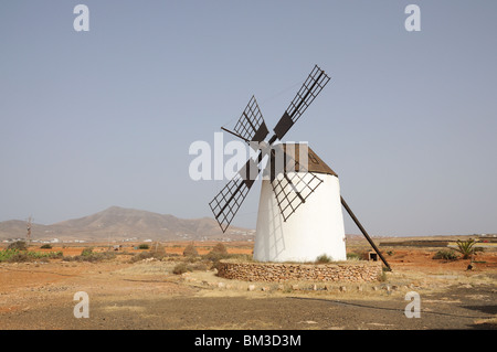 Traditionelle Windmühle auf der Kanarischen Insel Fuerteventura, Spanien Stockfoto