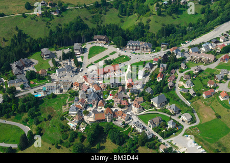 Luftaufnahme des Dorfes Saint-Pierre de Chartreuse. Isere, Rhône-Alpes, Französische Alpen, Frankreich Stockfoto