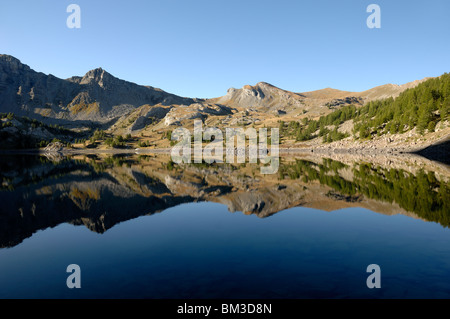 Panoramablick oder Panorama & Reflections in Lac d'Allos oder Lake Allos, Nationalpark Mercantour, Französische Alpen, Frankreich Stockfoto