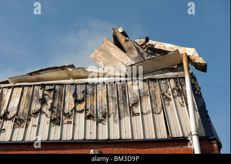 Große Fabrik und Lager zusammengebrochen und schwelende nach großen Vorabend - Feuer Feuerwehr Dämpfung nach unten Stockfoto