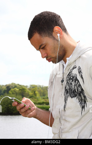 Profi-Fußballer Ben Fairclough anhören von Musik auf einen Ipod MP3-Player. Stockfoto