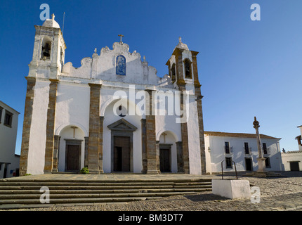 Portugal, Alentejo, Monsaraz Pfarrkirche und Pranger Stockfoto