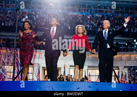 Barack Obama mit Joe Biden und Frauen Stockfoto