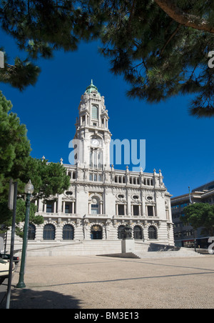 Portugal, an der Costa Verde, Porto, das Rathaus (camara Municipal) Gebäude, Praça do General Humberto Delgado, der Avenida dos Aliados Stockfoto