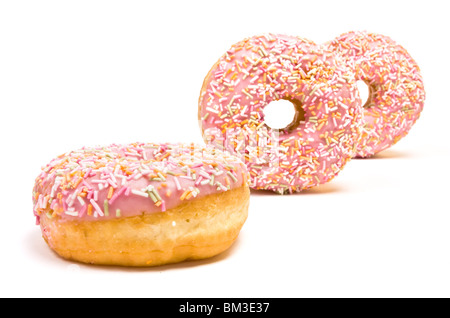 Rosa Iced Donut abstrakt in Streusel auf weißen Hintergrund isoliert behandelt. Stockfoto