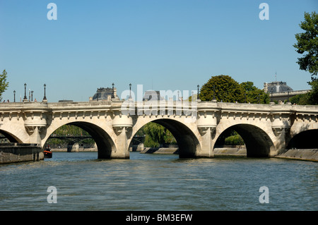 Le Pont Neuf (1579-1607) über den Fluss Seine, buchstäblich die neue Brücke - die älteste Brücke über die Seine in Paris, Frankreich Stockfoto