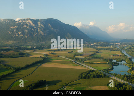 Luftbild von Francin und Combes de Savoie. Rechts Isere Fluss. Wirsing (Savoie), Rhône-Alpes, Französische Alpen, Frankreich Stockfoto