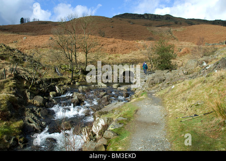 Wanderer auf High Schweden Bridge, ein Lastesel Brücke über Scandale Beck, in der Nähe von Ambleside, Lake District, Cumbria, England, UK Stockfoto