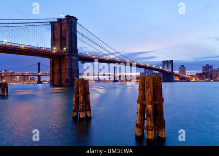USA, New York City, Manhattan, The Brooklyn und Manhattan Bridge über den East river Stockfoto