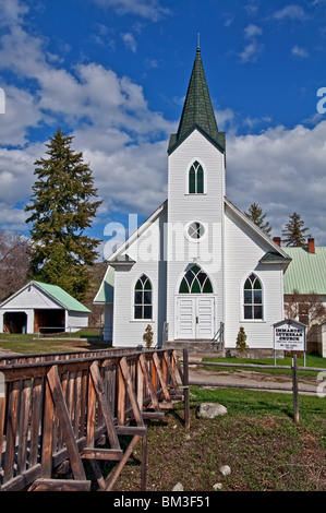 Diese weiße klassische Wendung der Kirche des Jahrhunderts wurde 1917 erbaut und befindet sich in Havillah Washington in Okanogan County. Stockfoto