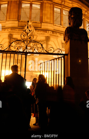 Touristen am Eingangstore [Sheldonian Theatre] in der Nacht, Oxford, UK Stockfoto