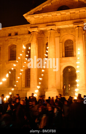 Besucher drängen sich Broad Street vor beleuchteten Clarendon Gebäude geschmückt durch Töpfe des Feuers. Luminox Festival, Oxford, UK Stockfoto